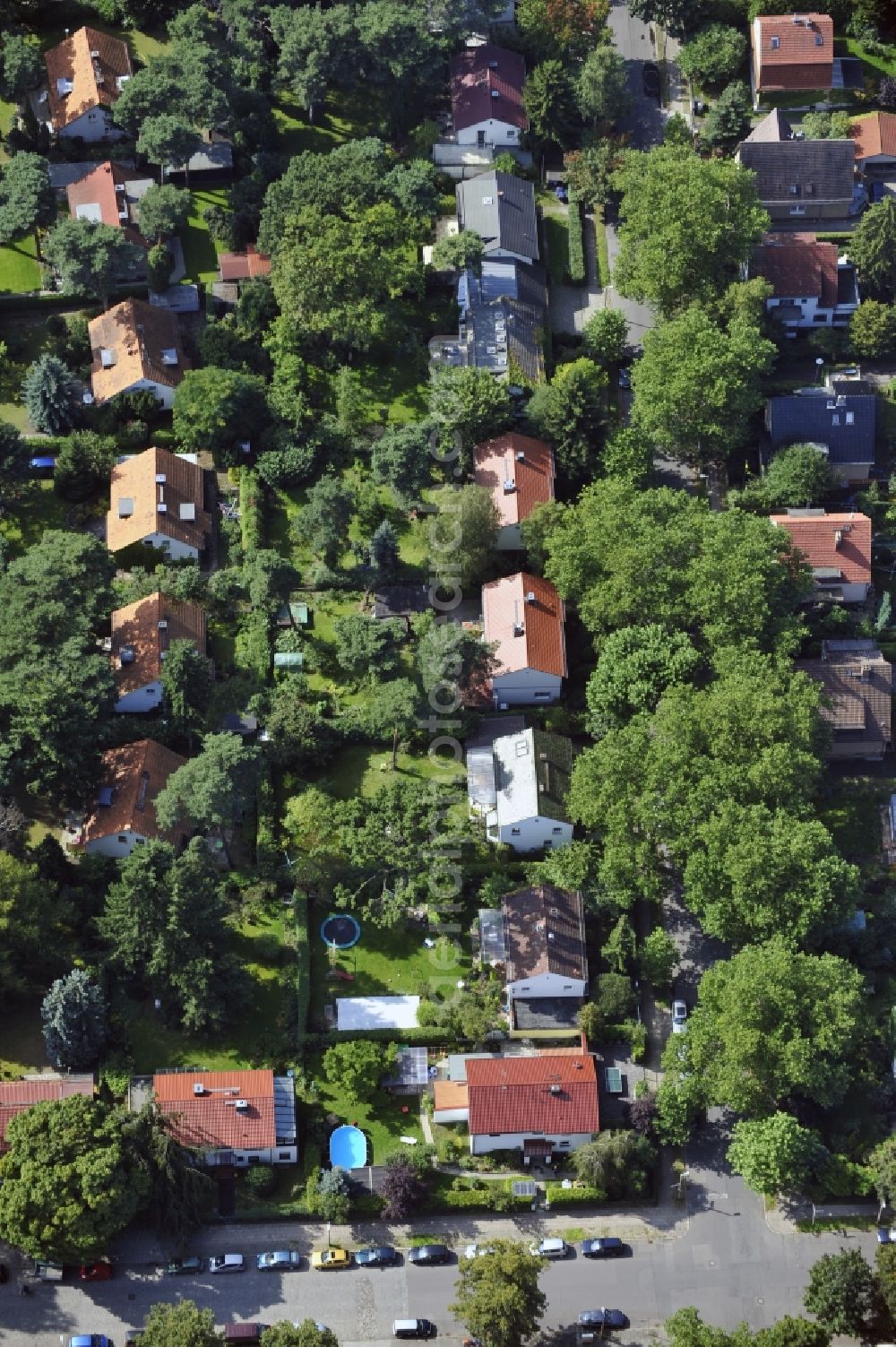 Berlin from above - Single-family residential area of settlement along the Platanenstrasse in the district Niederschoenhausen in Berlin, Germany