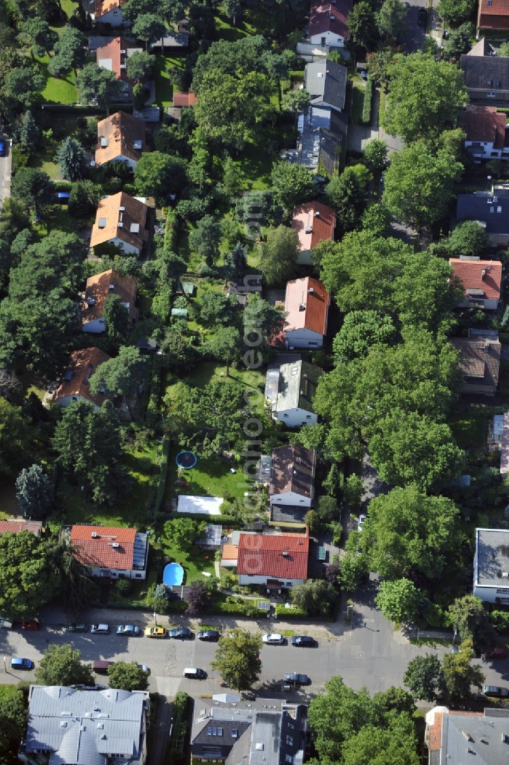 Berlin from the bird's eye view: Single-family residential area of settlement along the Platanenstrasse in the district Niederschoenhausen in Berlin, Germany