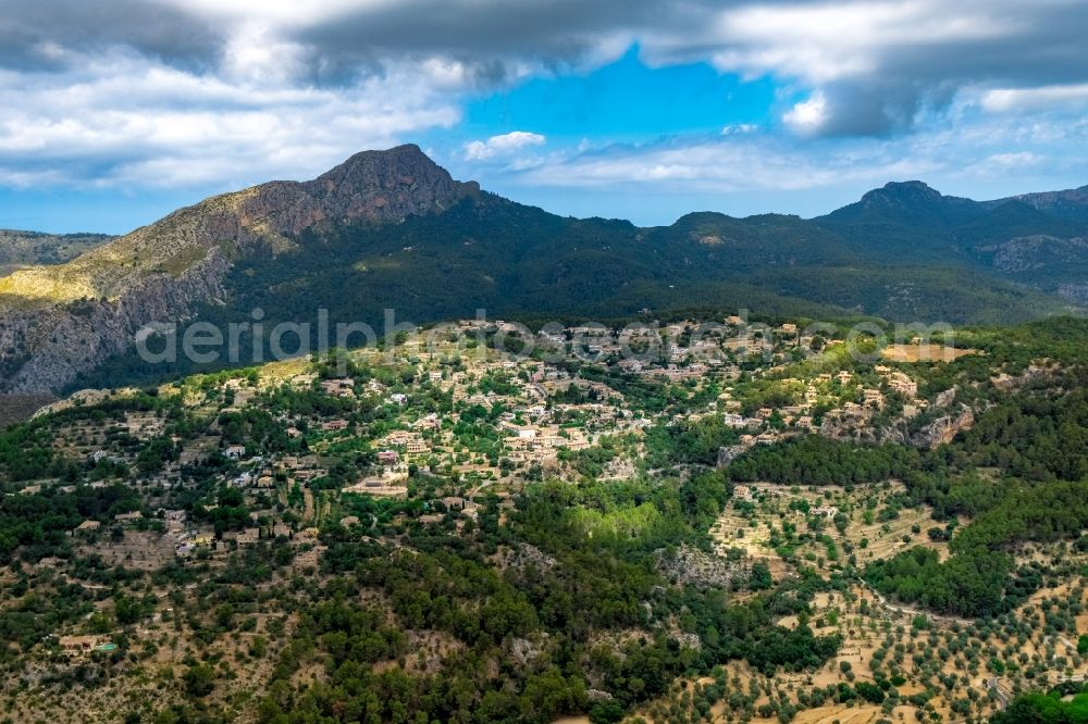 Puigpunyent from the bird's eye view: Single-family residential area of settlement along the Ma-1032 at Galilea in Puigpunyent in Balearic island of Mallorca, Spain