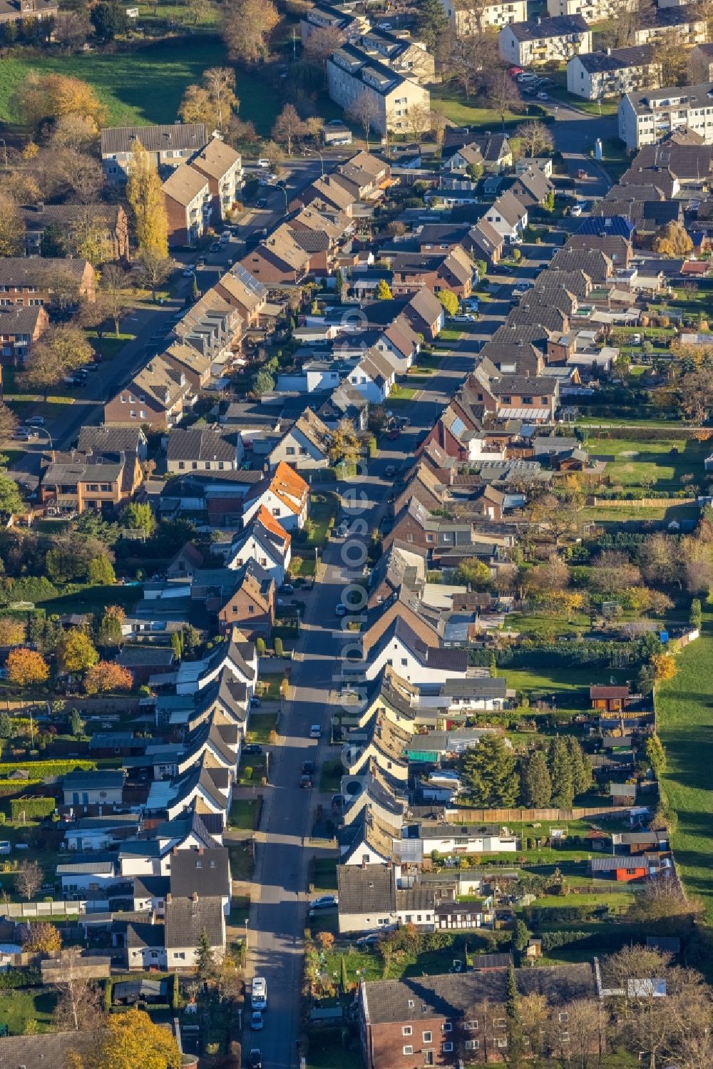 Aerial image Kamp-Lintfort - Single-family residential area of settlement along the Strassburger Strasse in Kamp-Lintfort at Ruhrgebiet in the state North Rhine-Westphalia, Germany