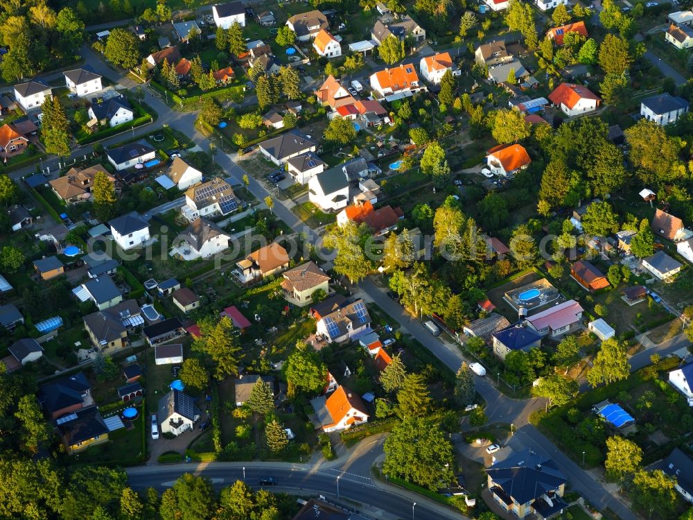 Vogelsdorf from the bird's eye view: Single-family residential area of settlement Fliessstrasse - Birkenstrasse in Vogelsdorf in the state Brandenburg, Germany