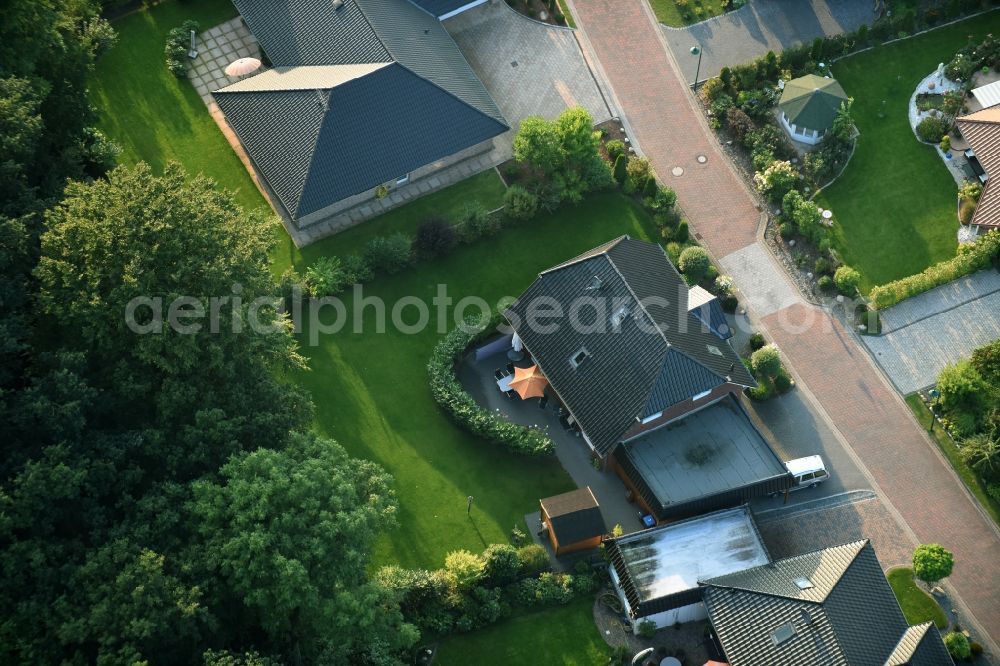 Fredenbeck from above - Single-family residential area of settlement Am Muehlenweg in Fredenbeck in the state Lower Saxony