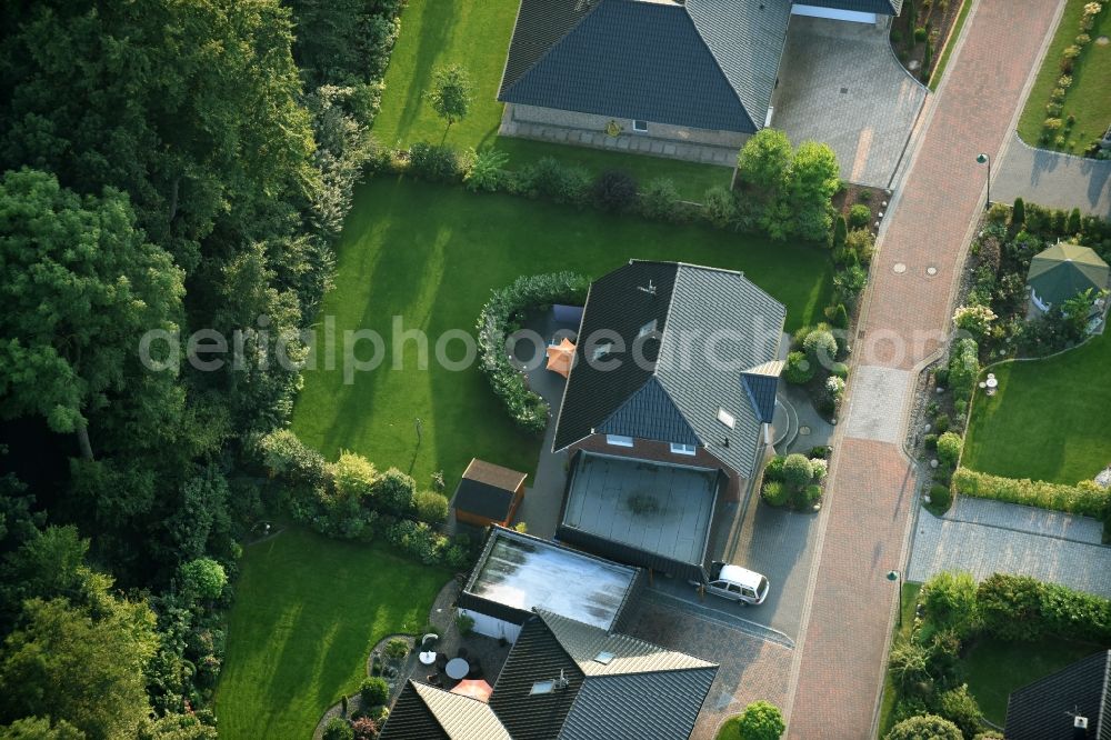 Fredenbeck from the bird's eye view: Single-family residential area of settlement Am Muehlenweg in Fredenbeck in the state Lower Saxony