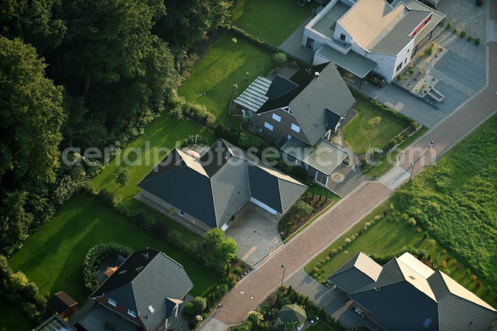 Fredenbeck from above - Single-family residential area of settlement Am Muehlenweg in Fredenbeck in the state Lower Saxony