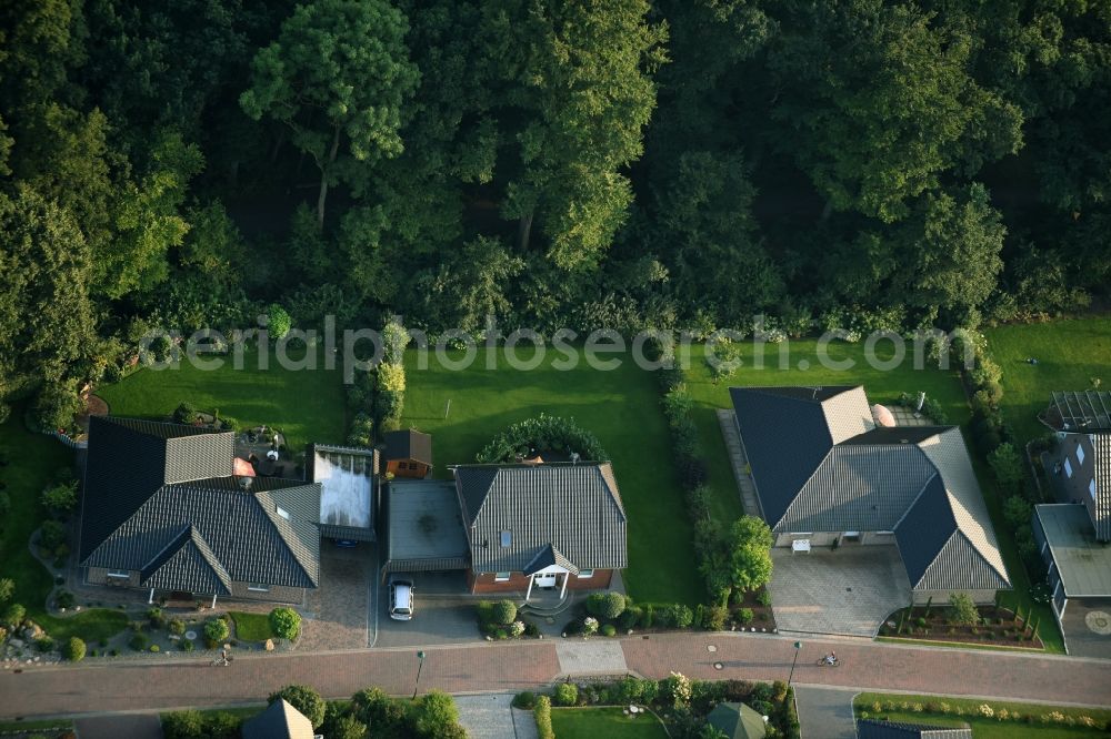 Fredenbeck from the bird's eye view: Single-family residential area of settlement Am Muehlenweg in Fredenbeck in the state Lower Saxony