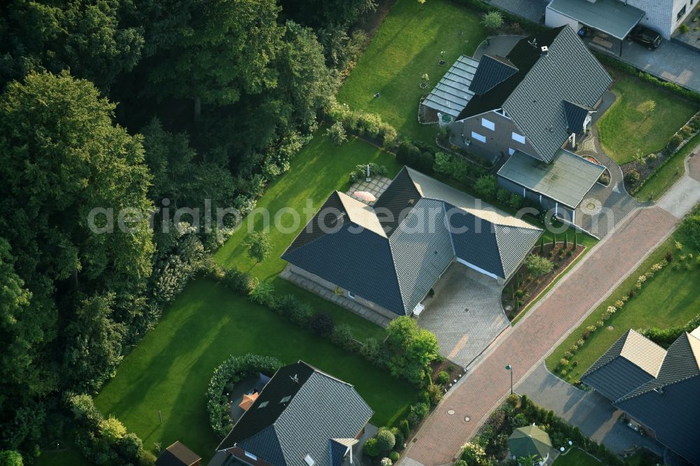 Fredenbeck from above - Single-family residential area of settlement Am Muehlenweg in Fredenbeck in the state Lower Saxony