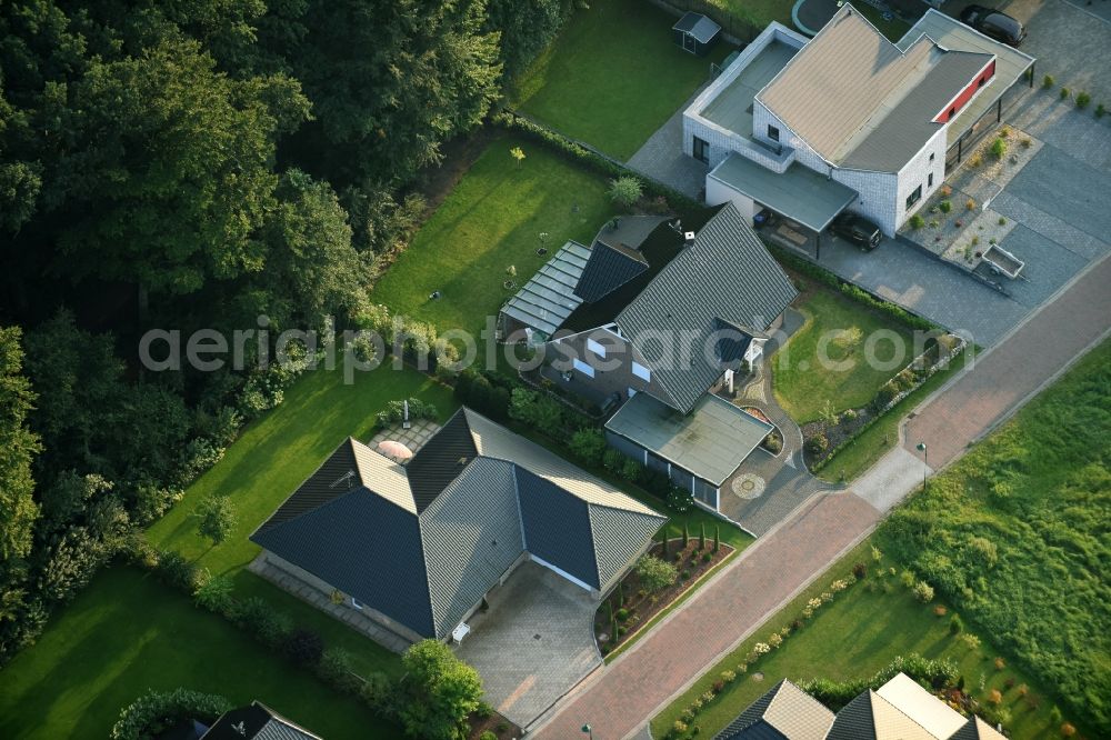 Fredenbeck from the bird's eye view: Single-family residential area of settlement Am Muehlenweg in Fredenbeck in the state Lower Saxony