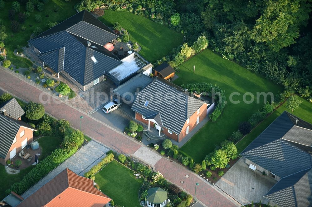 Fredenbeck from above - Single-family residential area of settlement Am Muehlenweg in Fredenbeck in the state Lower Saxony