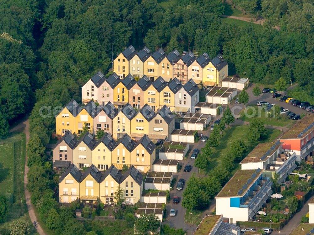 Gelsenkirchen from above - Residential a residential estate Solarsiedlung Sonnenhof in Gelsenkirchen Bismarck in North Rhine-Westphalia