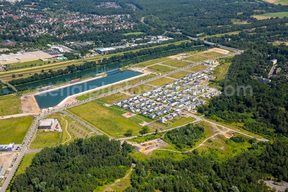 Gelsenkirchen from above - Residential single-family a settlement at the marina on the Rhine-Herne canal on the site of the former Graf Bismarck colliery in Gelsenkirchen-Bismarck in North Rhine-Westphalia