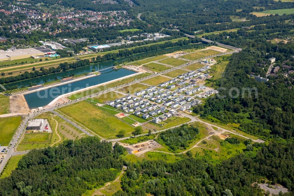 Gelsenkirchen from the bird's eye view: Residential single-family a settlement at the marina on the Rhine-Herne canal on the site of the former Graf Bismarck colliery in Gelsenkirchen-Bismarck in North Rhine-Westphalia