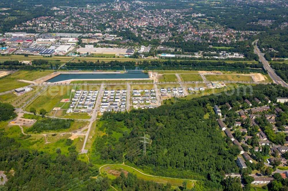 Aerial image Gelsenkirchen - Residential single-family a settlement at the marina on the Rhine-Herne canal on the site of the former Graf Bismarck colliery in Gelsenkirchen-Bismarck in North Rhine-Westphalia