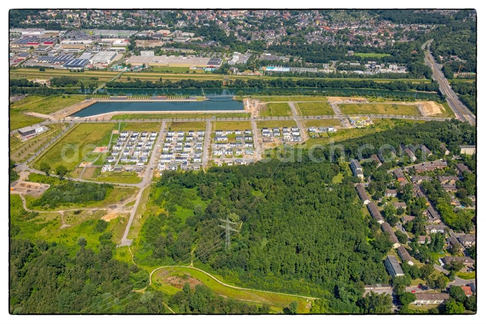 Aerial photograph Gelsenkirchen - Residential single-family a settlement at the marina on the Rhine-Herne canal on the site of the former Graf Bismarck colliery in Gelsenkirchen-Bismarck in North Rhine-Westphalia