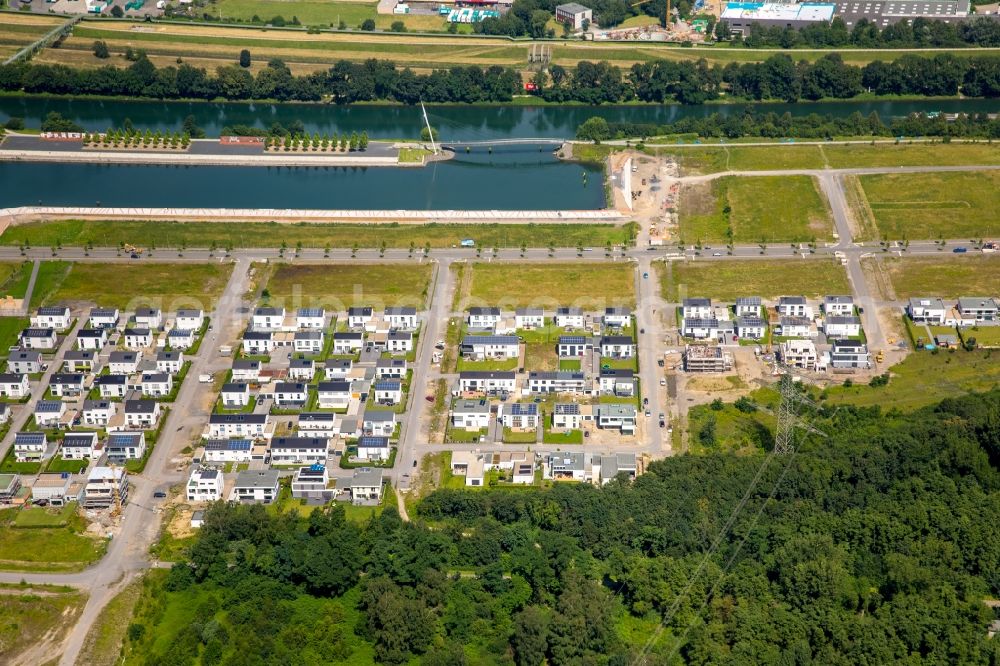 Gelsenkirchen from above - Residential single-family a settlement at the marina on the Rhine-Herne canal on the site of the former Graf Bismarck colliery in Gelsenkirchen-Bismarck in North Rhine-Westphalia