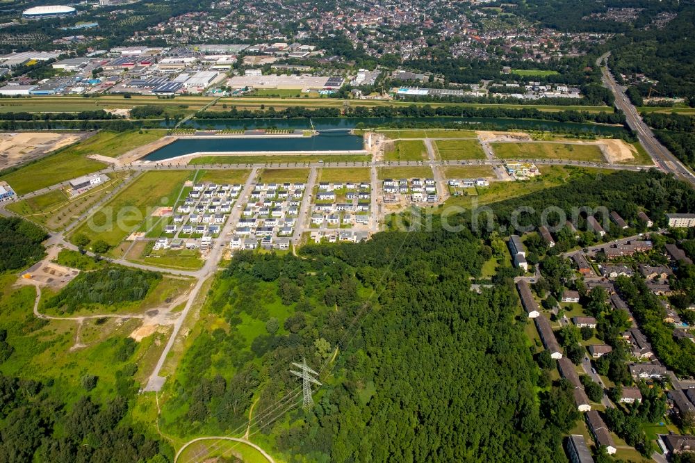 Gelsenkirchen from the bird's eye view: Residential single-family a settlement at the marina on the Rhine-Herne canal on the site of the former Graf Bismarck colliery in Gelsenkirchen-Bismarck in North Rhine-Westphalia