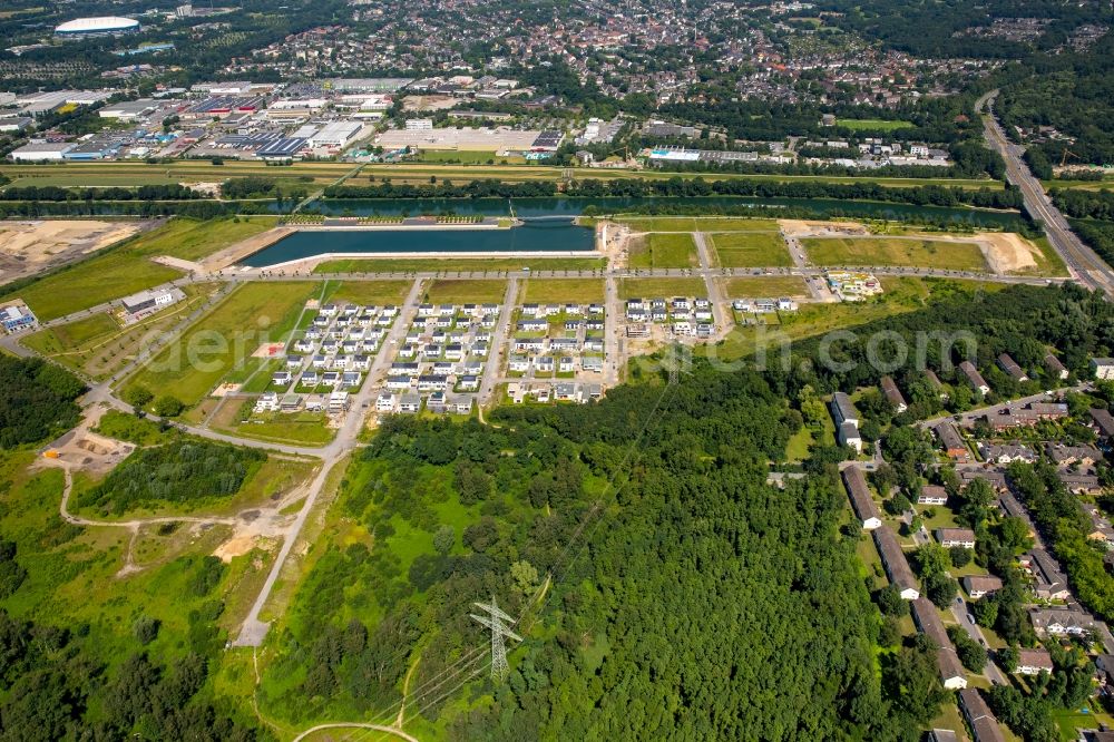 Aerial image Gelsenkirchen - Residential single-family a settlement at the marina on the Rhine-Herne canal on the site of the former Graf Bismarck colliery in Gelsenkirchen-Bismarck in North Rhine-Westphalia