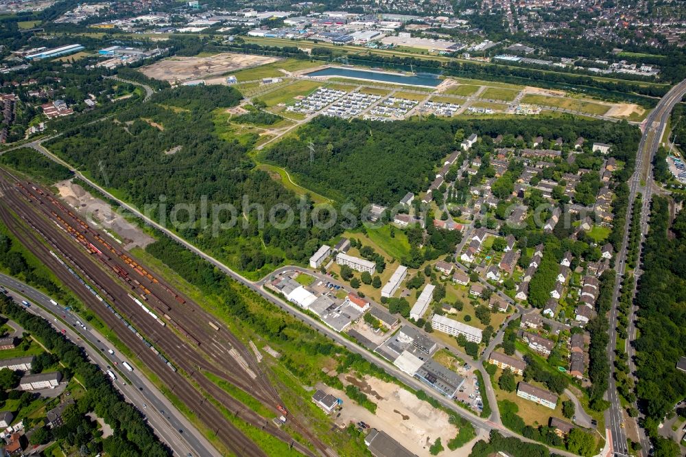 Aerial photograph Gelsenkirchen - Residential single-family a settlement at the marina on the Rhine-Herne canal on the site of the former Graf Bismarck colliery in Gelsenkirchen-Bismarck in North Rhine-Westphalia