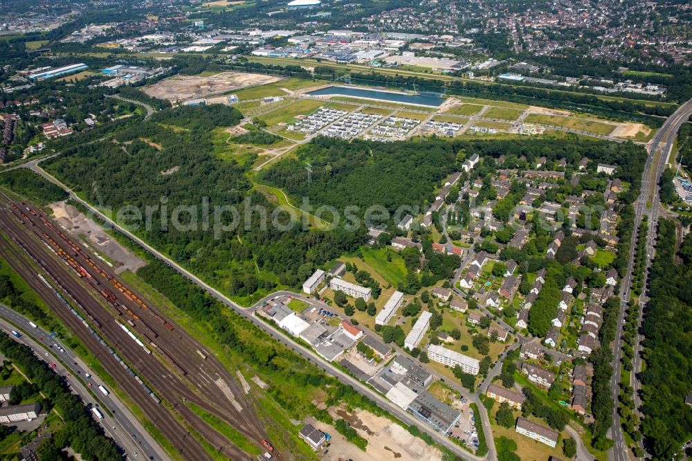 Gelsenkirchen from above - Residential single-family a settlement at the marina on the Rhine-Herne canal on the site of the former Graf Bismarck colliery in Gelsenkirchen-Bismarck in North Rhine-Westphalia