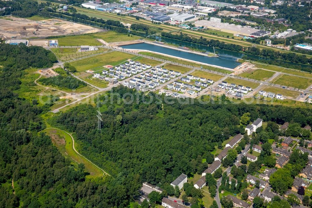 Gelsenkirchen from the bird's eye view: Residential single-family a settlement at the marina on the Rhine-Herne canal on the site of the former Graf Bismarck colliery in Gelsenkirchen-Bismarck in North Rhine-Westphalia