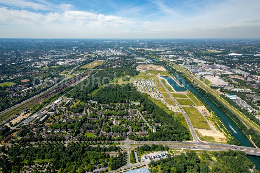 Aerial image Gelsenkirchen - Residential single-family a settlement at the marina on the Rhine-Herne canal on the site of the former Graf Bismarck colliery in Gelsenkirchen-Bismarck in North Rhine-Westphalia