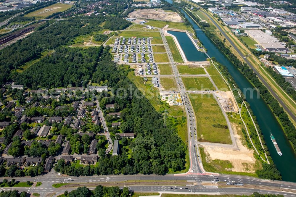 Aerial photograph Gelsenkirchen - Residential single-family a settlement at the marina on the Rhine-Herne canal on the site of the former Graf Bismarck colliery in Gelsenkirchen-Bismarck in North Rhine-Westphalia