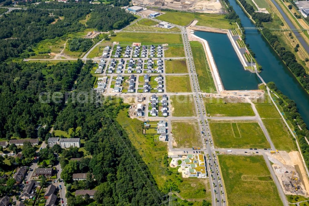 Aerial photograph Gelsenkirchen - Residential single-family a settlement at the marina on the Rhine-Herne canal on the site of the former Graf Bismarck colliery in Gelsenkirchen-Bismarck in North Rhine-Westphalia