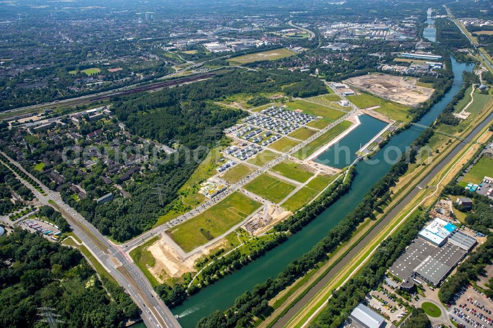 Gelsenkirchen from above - Residential single-family a settlement at the marina on the Rhine-Herne canal on the site of the former Graf Bismarck colliery in Gelsenkirchen-Bismarck in North Rhine-Westphalia