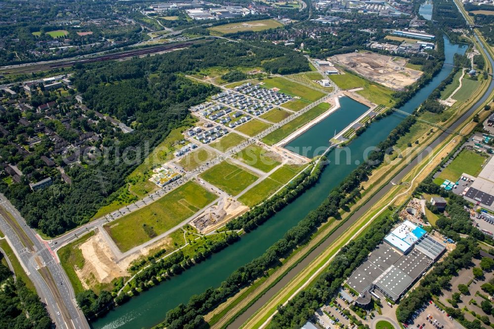 Gelsenkirchen from the bird's eye view: Residential single-family a settlement at the marina on the Rhine-Herne canal on the site of the former Graf Bismarck colliery in Gelsenkirchen-Bismarck in North Rhine-Westphalia