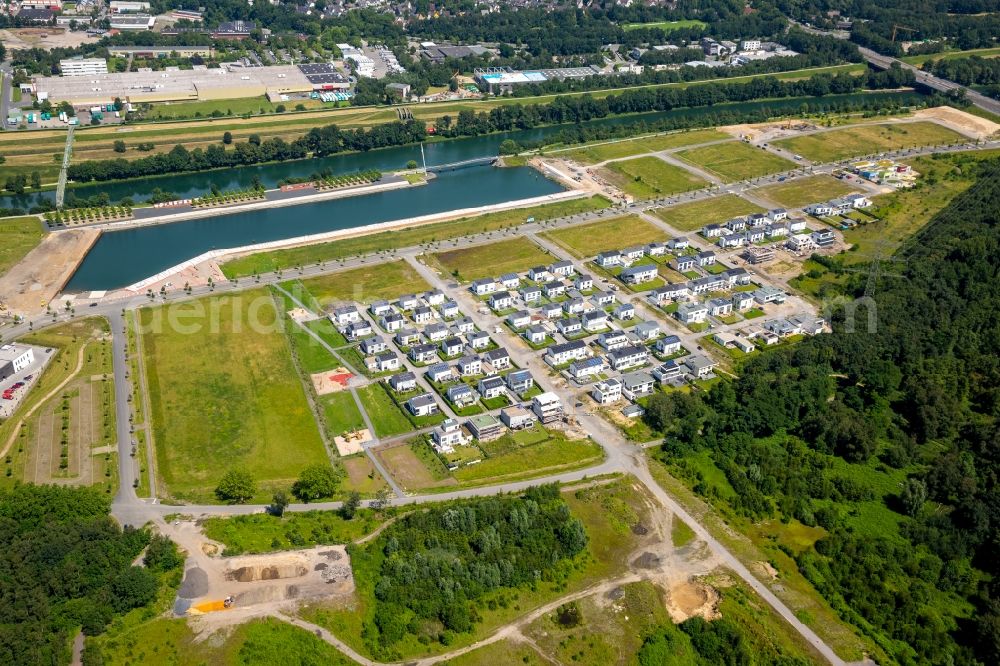 Aerial image Gelsenkirchen - Residential single-family a settlement at the marina on the Rhine-Herne canal on the site of the former Graf Bismarck colliery in Gelsenkirchen-Bismarck in North Rhine-Westphalia