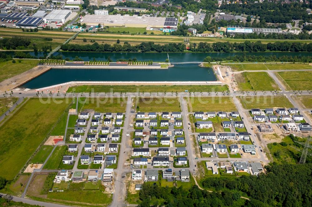 Aerial photograph Gelsenkirchen - Residential single-family a settlement at the marina on the Rhine-Herne canal on the site of the former Graf Bismarck colliery in Gelsenkirchen-Bismarck in North Rhine-Westphalia