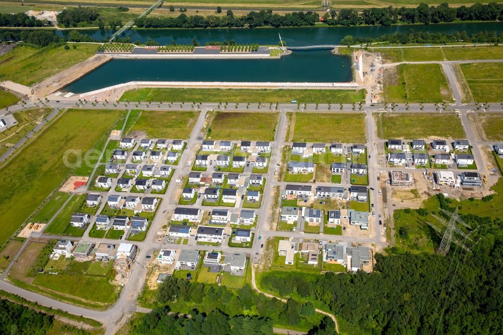 Gelsenkirchen from the bird's eye view: Residential single-family a settlement at the marina on the Rhine-Herne canal on the site of the former Graf Bismarck colliery in Gelsenkirchen-Bismarck in North Rhine-Westphalia