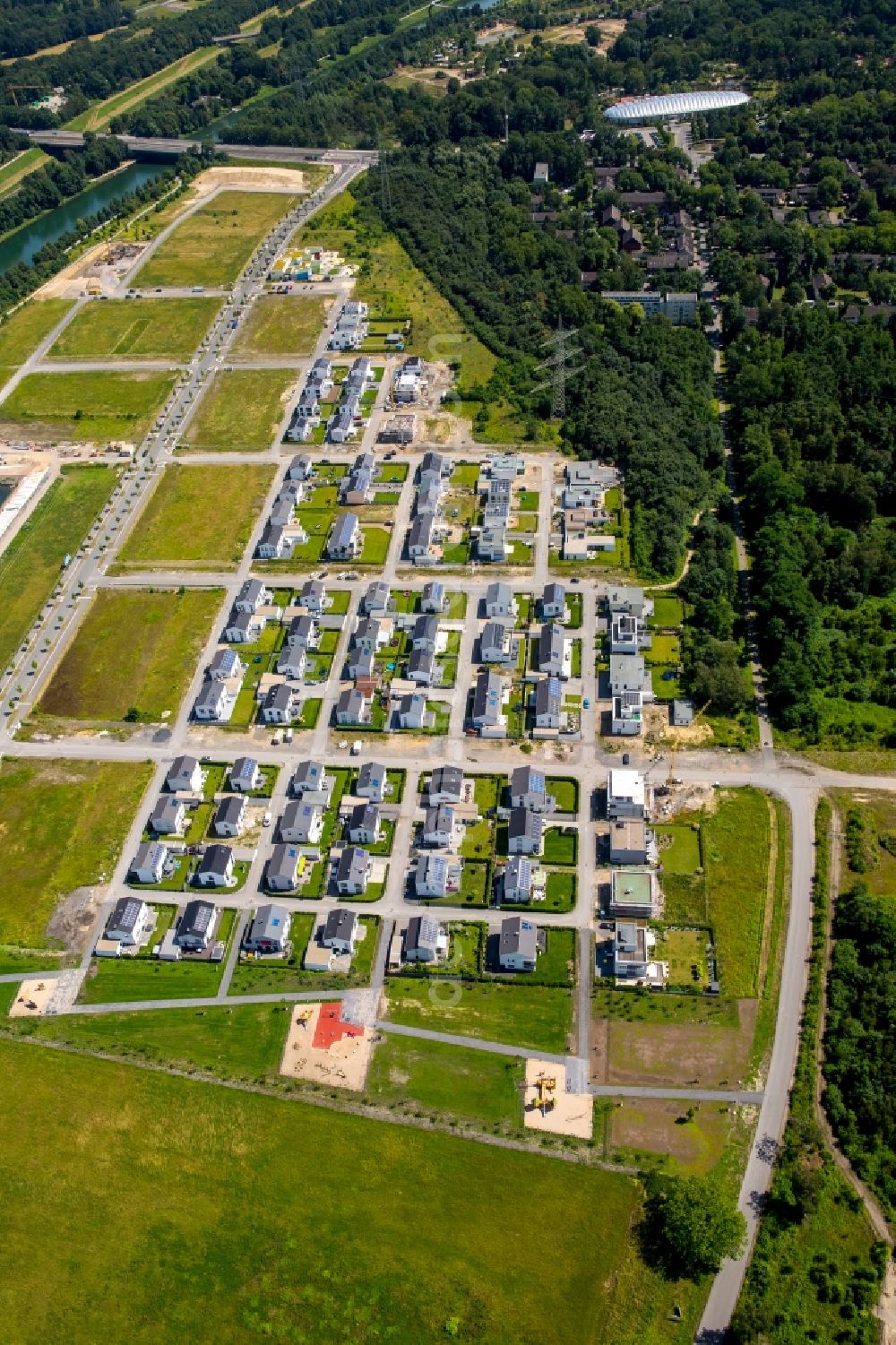 Aerial image Gelsenkirchen - Residential single-family a settlement at the marina on the Rhine-Herne canal on the site of the former Graf Bismarck colliery in Gelsenkirchen-Bismarck in North Rhine-Westphalia