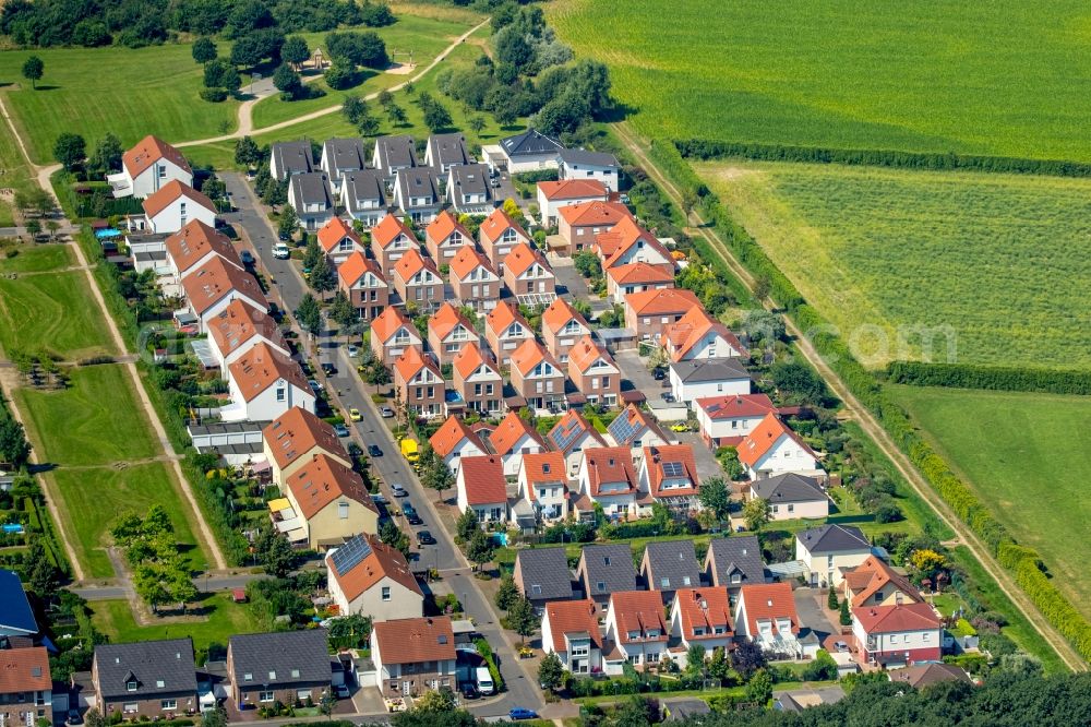 Gladbeck from above - Single-family residential area of settlement at the Albert-Einstein-Strasse in the Rentfort district in Gladbeck in the state North Rhine-Westphalia