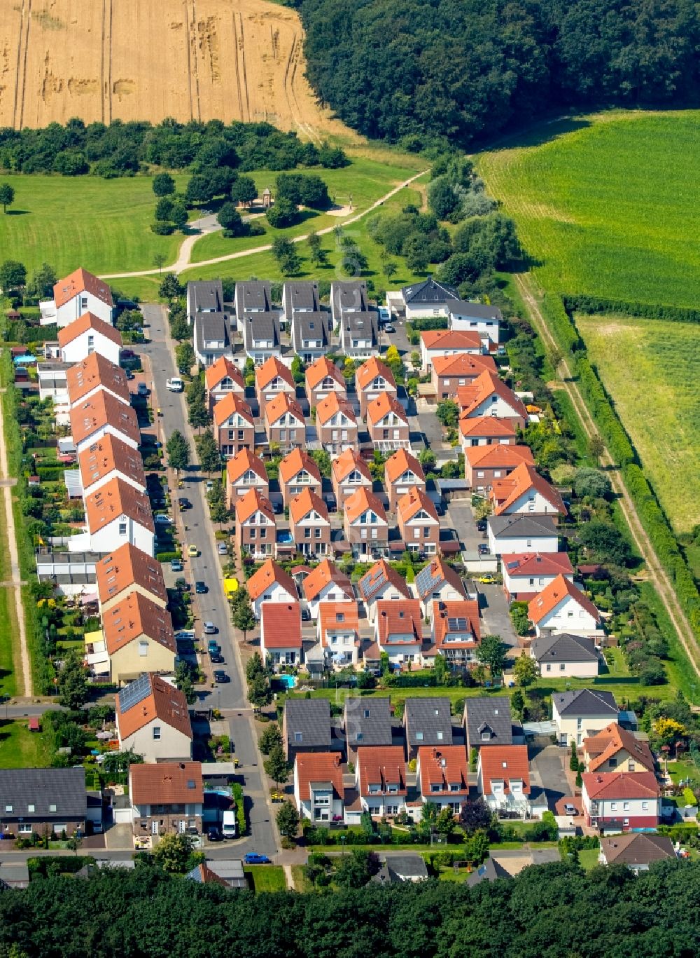 Gladbeck from the bird's eye view: Single-family residential area of settlement at the Albert-Einstein-Strasse in the Rentfort district in Gladbeck in the state North Rhine-Westphalia