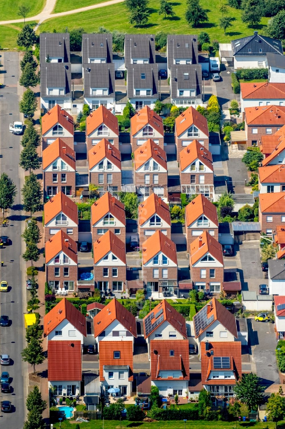 Aerial image Gladbeck - Single-family residential area of settlement at the Albert-Einstein-Strasse in the Rentfort district in Gladbeck in the state North Rhine-Westphalia