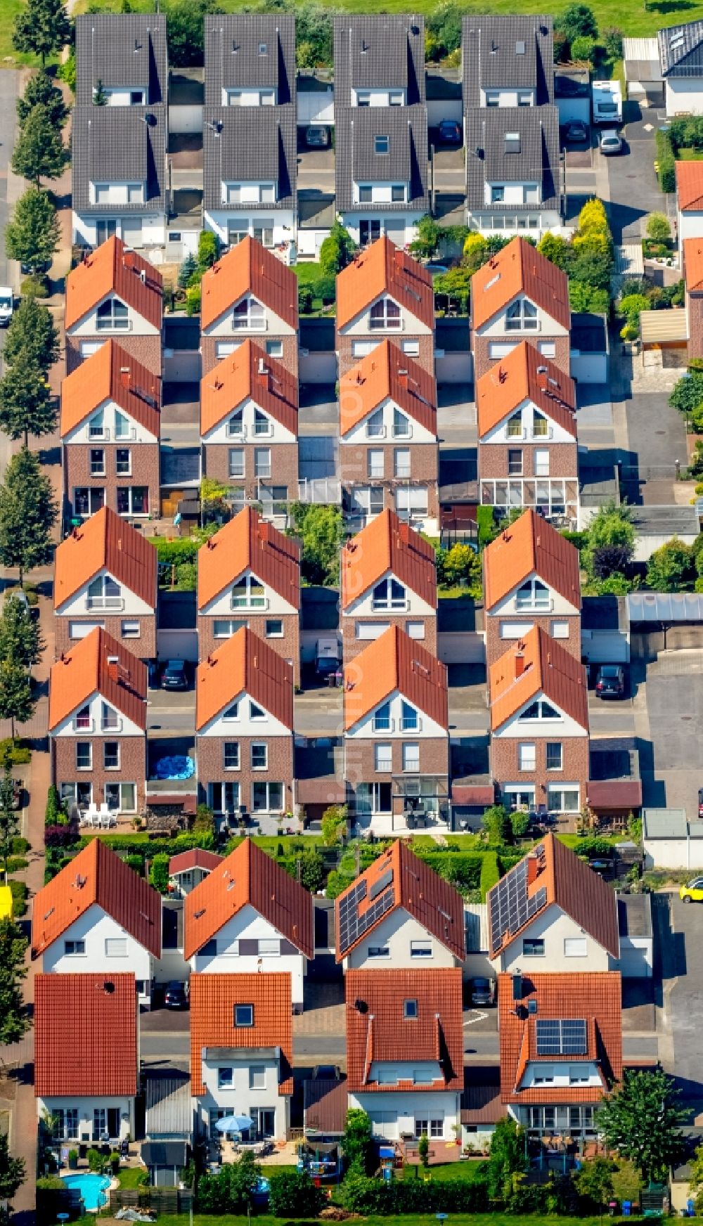 Aerial photograph Gladbeck - Single-family residential area of settlement at the Albert-Einstein-Strasse in the Rentfort district in Gladbeck in the state North Rhine-Westphalia