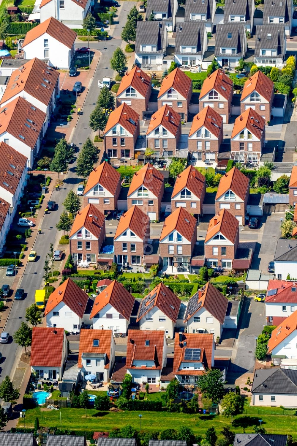 Gladbeck from above - Single-family residential area of settlement at the Albert-Einstein-Strasse in the Rentfort district in Gladbeck in the state North Rhine-Westphalia