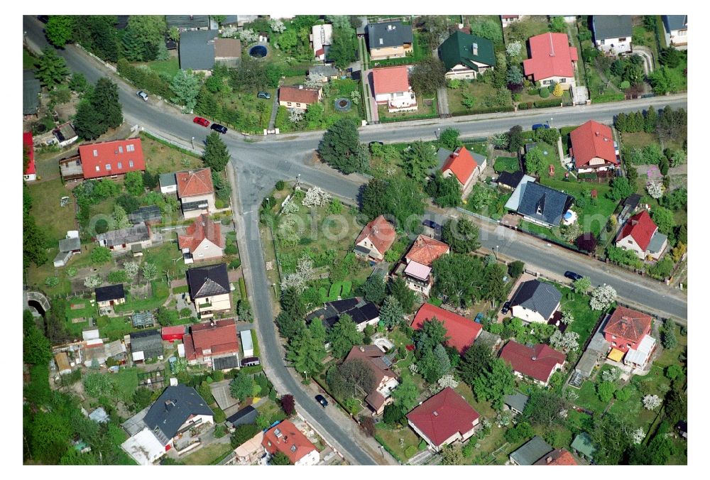 Berlin from above - Single-family residential area of settlement Grabenstrasse - Gruenderstrasse - Kablower Weg in the district Bohnsdorf in Berlin, Germany