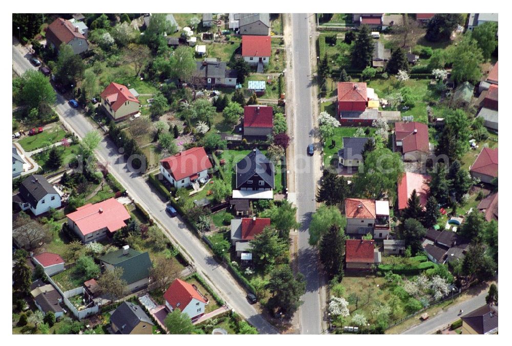 Berlin from the bird's eye view: Single-family residential area of settlement Grabenstrasse - Gruenderstrasse - Kablower Weg in the district Bohnsdorf in Berlin, Germany