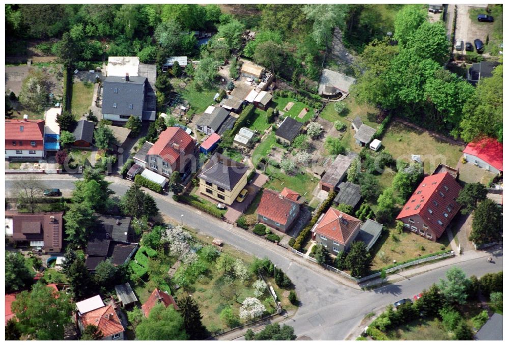 Aerial image Berlin - Single-family residential area of settlement Grabenstrasse - Gruenderstrasse - Kablower Weg in the district Bohnsdorf in Berlin, Germany