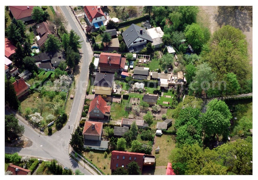 Berlin from above - Single-family residential area of settlement Grabenstrasse - Gruenderstrasse - Kablower Weg in the district Bohnsdorf in Berlin, Germany