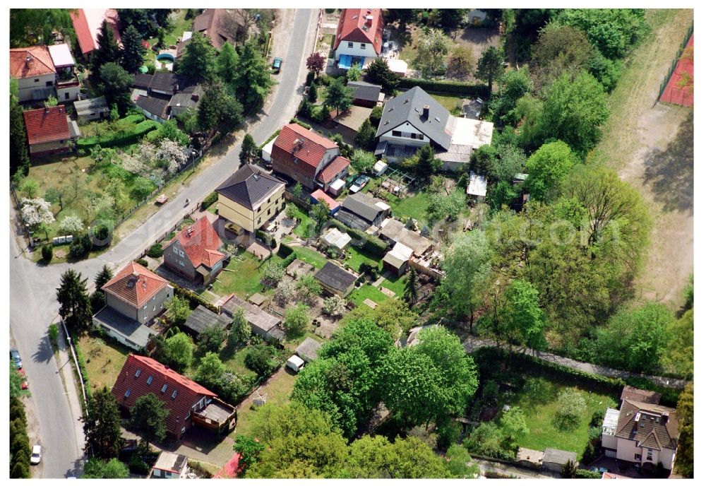 Berlin from the bird's eye view: Single-family residential area of settlement Grabenstrasse - Gruenderstrasse - Kablower Weg in the district Bohnsdorf in Berlin, Germany