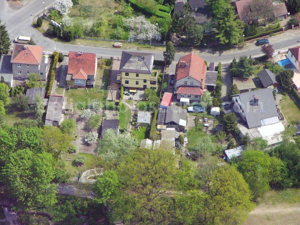 Aerial image Berlin - Single-family residential area of settlement Grabenstrasse - Gruenderstrasse - Kablower Weg in the district Bohnsdorf in Berlin, Germany