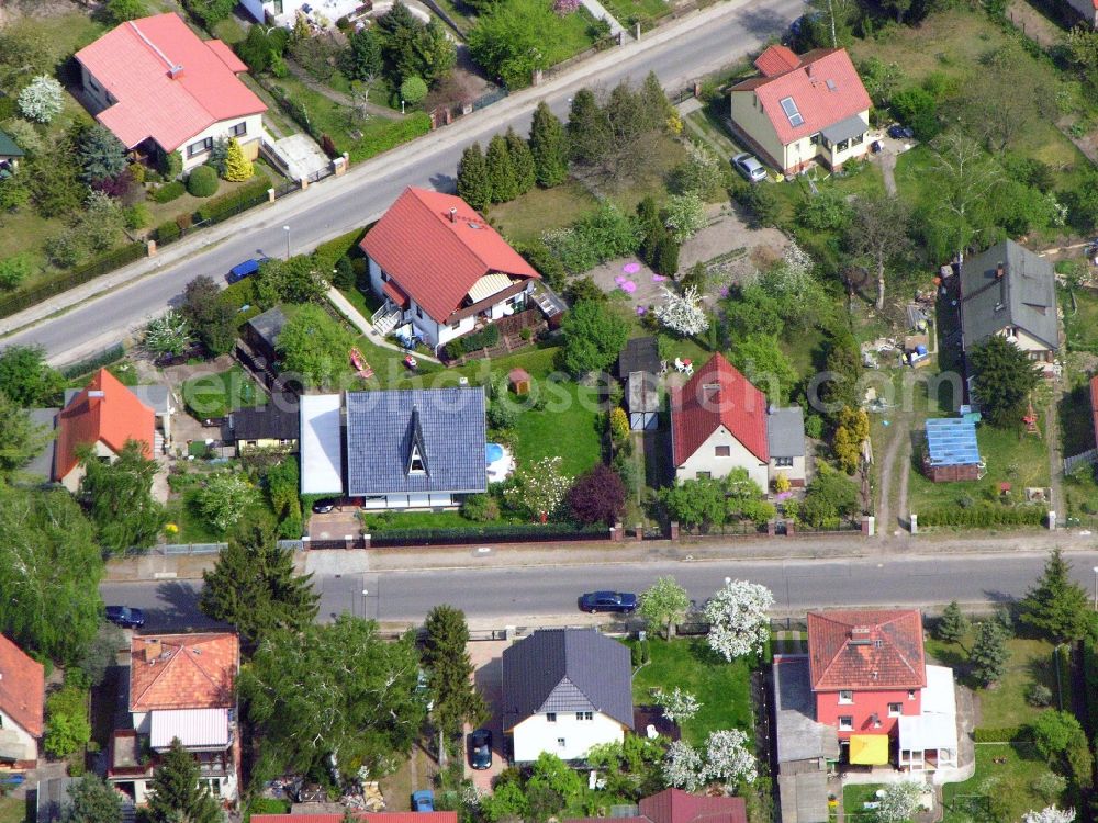 Berlin from above - Single-family residential area of settlement Grabenstrasse - Gruenderstrasse - Kablower Weg in the district Bohnsdorf in Berlin, Germany