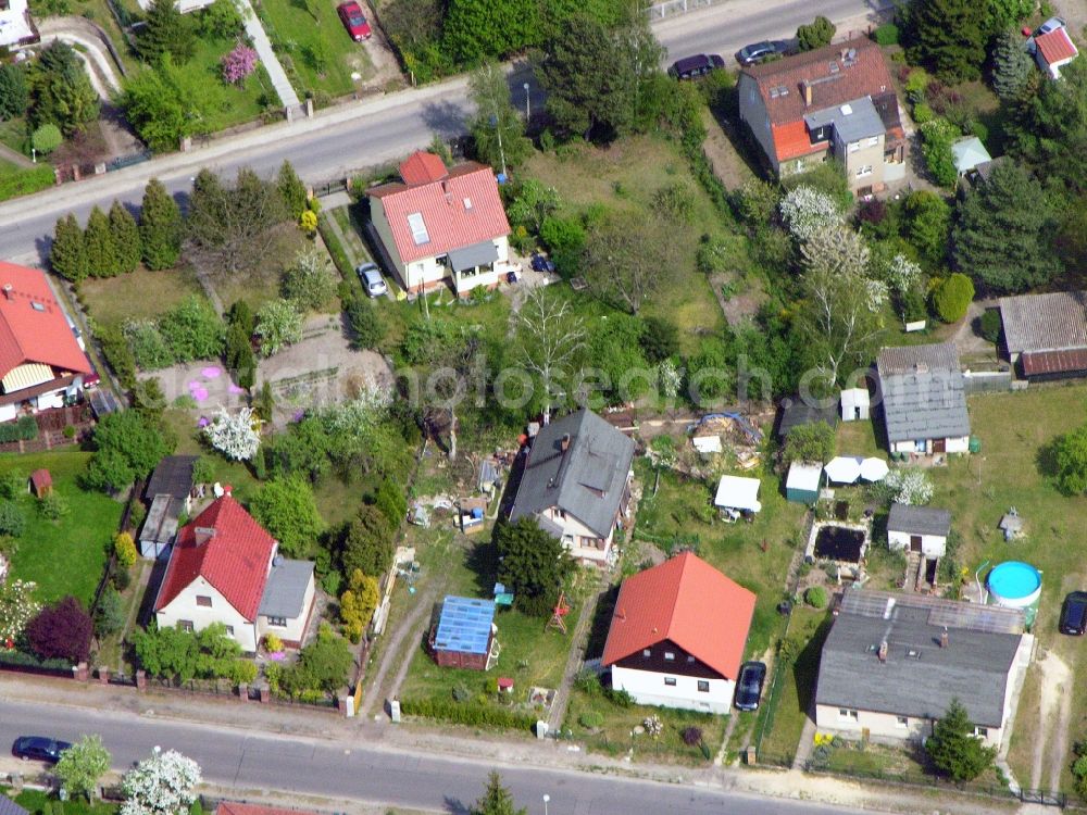 Berlin from the bird's eye view: Single-family residential area of settlement Grabenstrasse - Gruenderstrasse - Kablower Weg in the district Bohnsdorf in Berlin, Germany