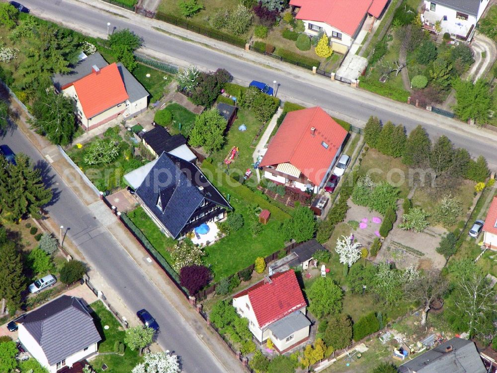 Aerial image Berlin - Single-family residential area of settlement Grabenstrasse - Gruenderstrasse - Kablower Weg in the district Bohnsdorf in Berlin, Germany