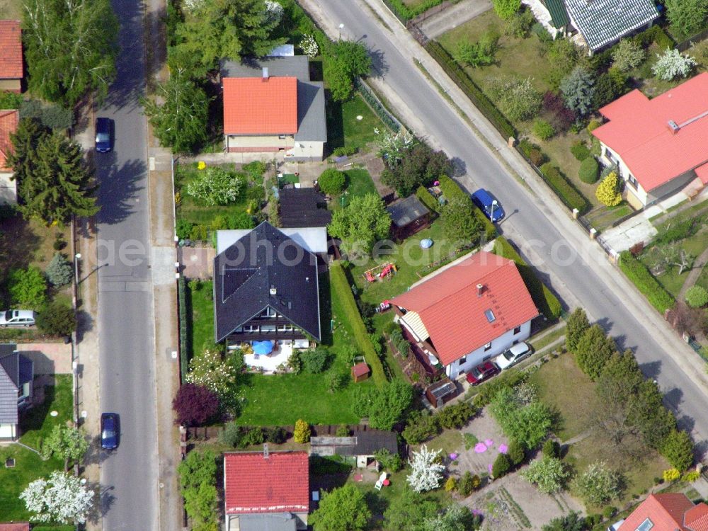 Aerial photograph Berlin - Single-family residential area of settlement Grabenstrasse - Gruenderstrasse - Kablower Weg in the district Bohnsdorf in Berlin, Germany