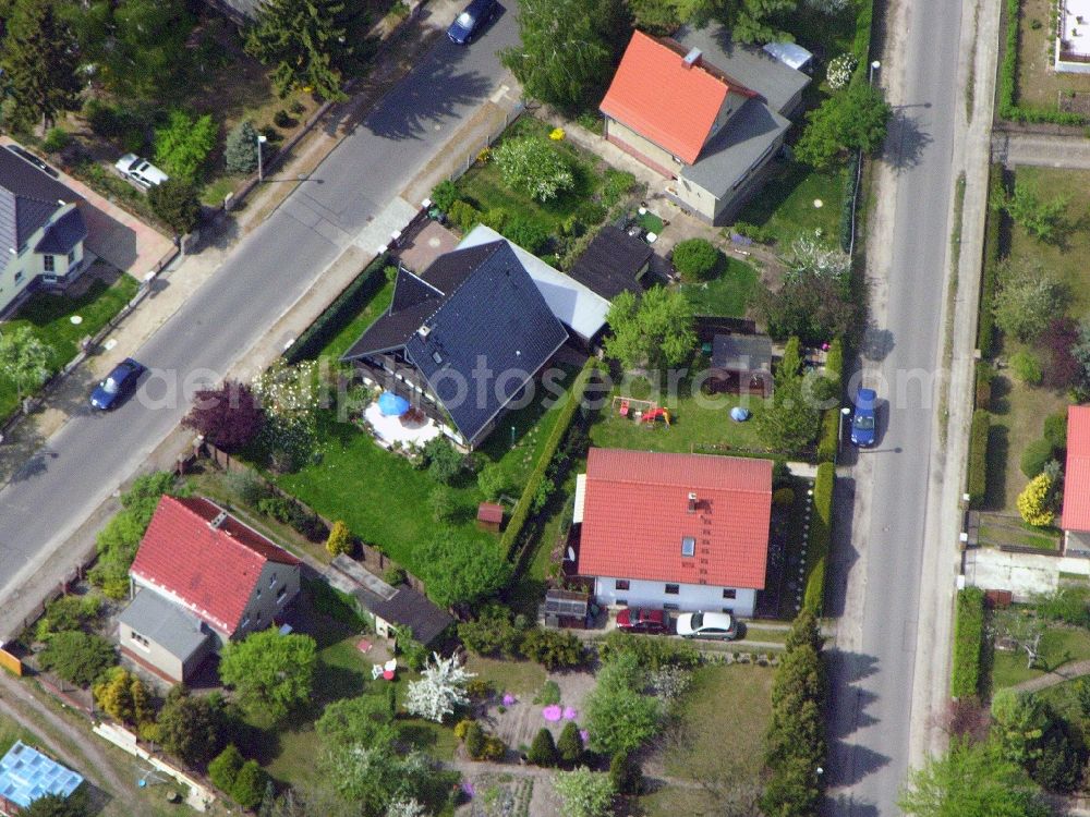 Berlin from above - Single-family residential area of settlement Grabenstrasse - Gruenderstrasse - Kablower Weg in the district Bohnsdorf in Berlin, Germany