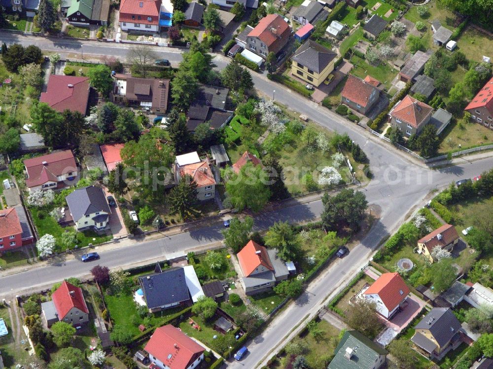 Berlin from the bird's eye view: Single-family residential area of settlement Grabenstrasse - Gruenderstrasse - Kablower Weg in the district Bohnsdorf in Berlin, Germany