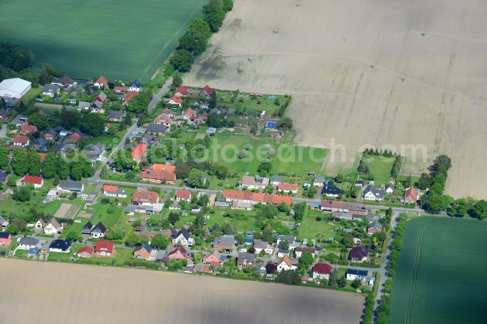 Aerial photograph Güstow - Single-family residential area of settlement in Guestow in the state Mecklenburg - Western Pomerania